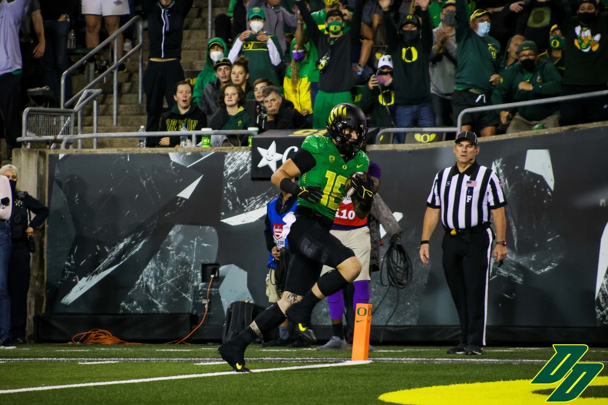 Spencer Webb hauls in a touchdown against the Arizona Wildcats in 2021.